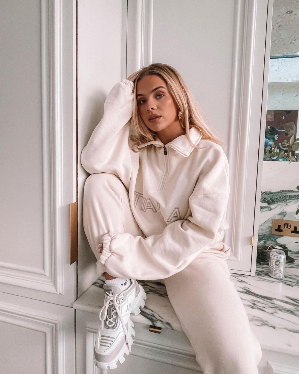 TALA有推出各種運動服，如衛衣和瑜伽服等。