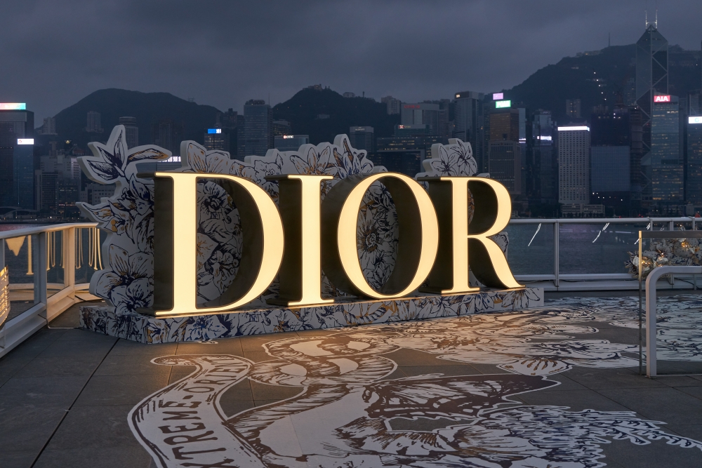 Dior來到香港海旁了。