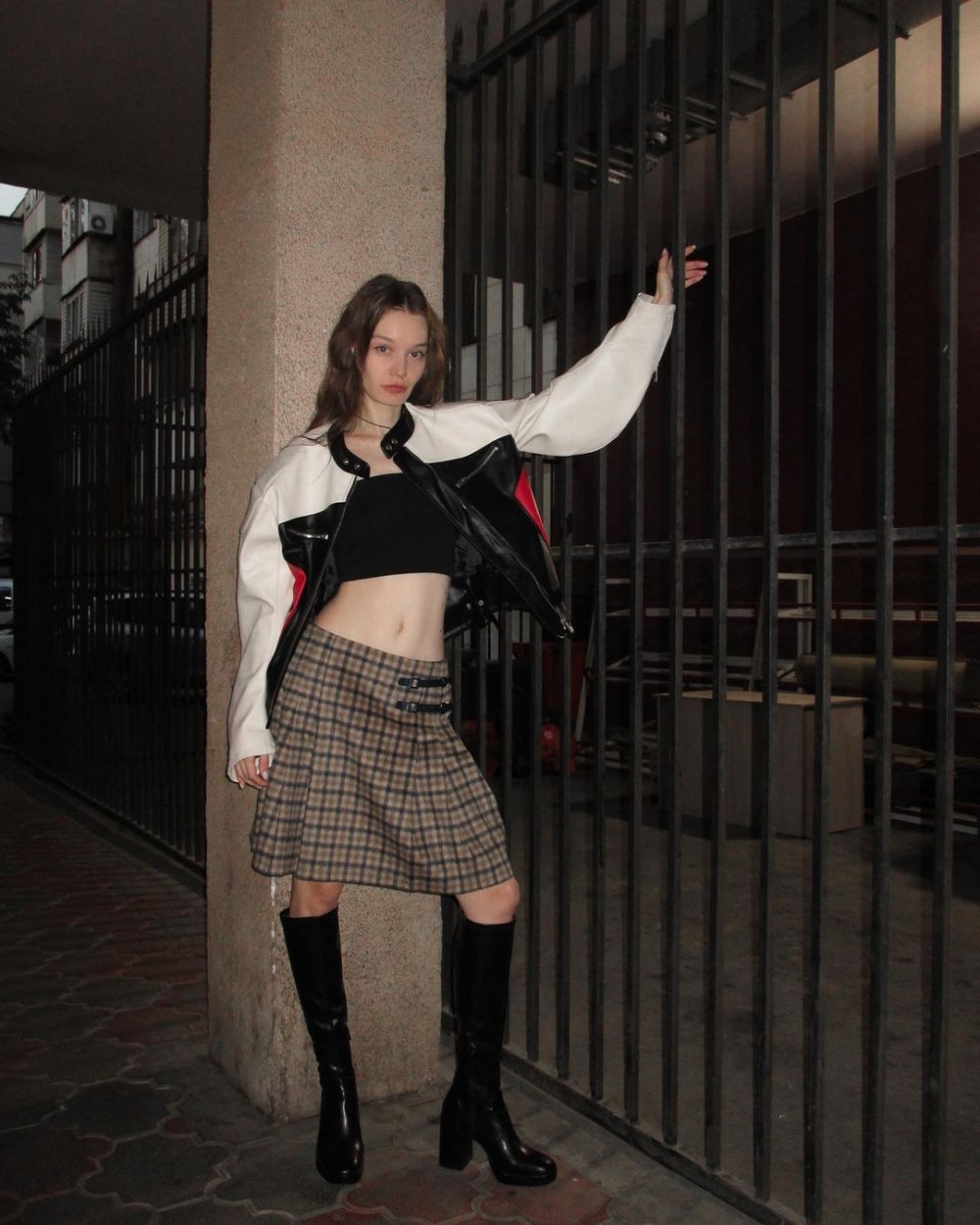 Katya則是以Y2K的穿搭詮釋。