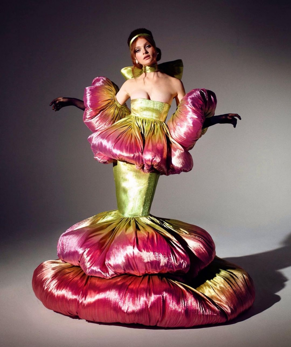 她的設計是Demi Couture 。