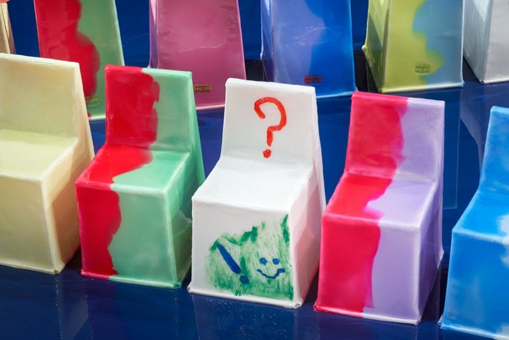 有些座椅上也還有一些符號。