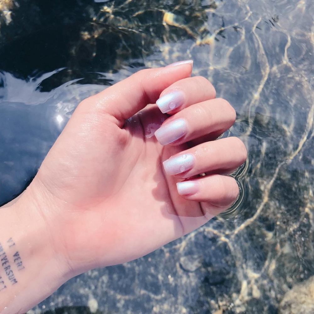 這種方法為裸色指甲帶來了超現實的金屬質感