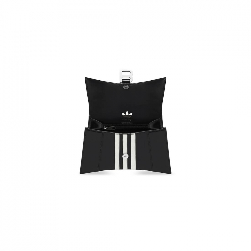 內部也能看見Adidas經典三葉草標誌