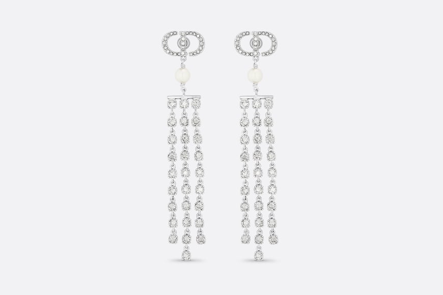 銀色水晶串鍊賦予耳環一股精巧的靈動感