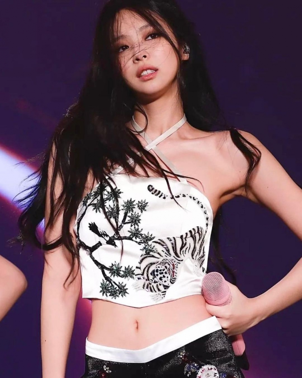 BLACKPINK在演唱會上穿著她設計。