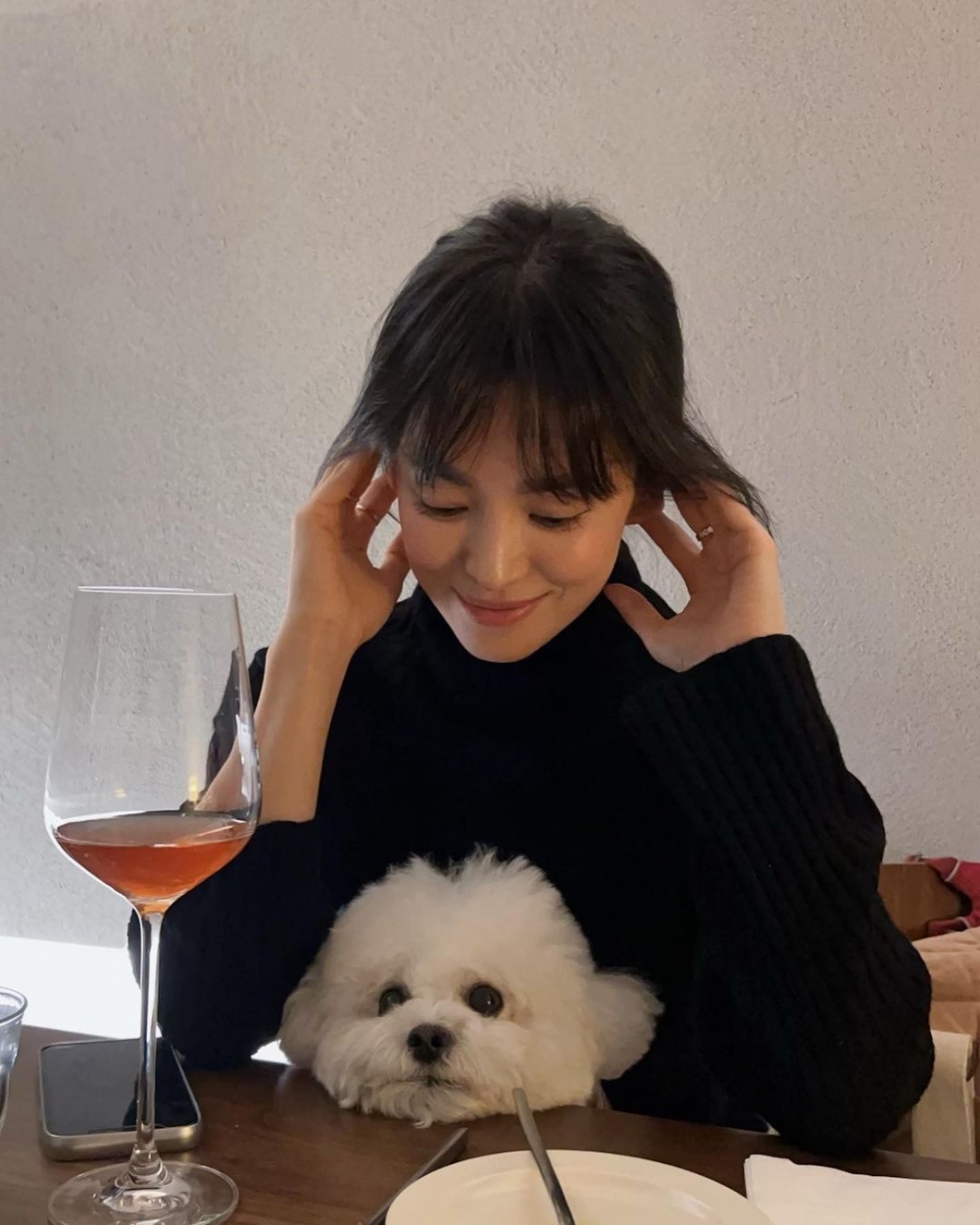 在她身旁則是有著愛犬Ruby相伴。