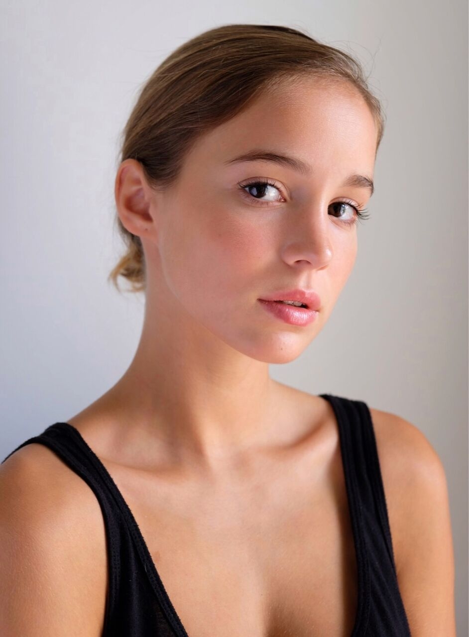 她不只外表美麗，還很有內涵。