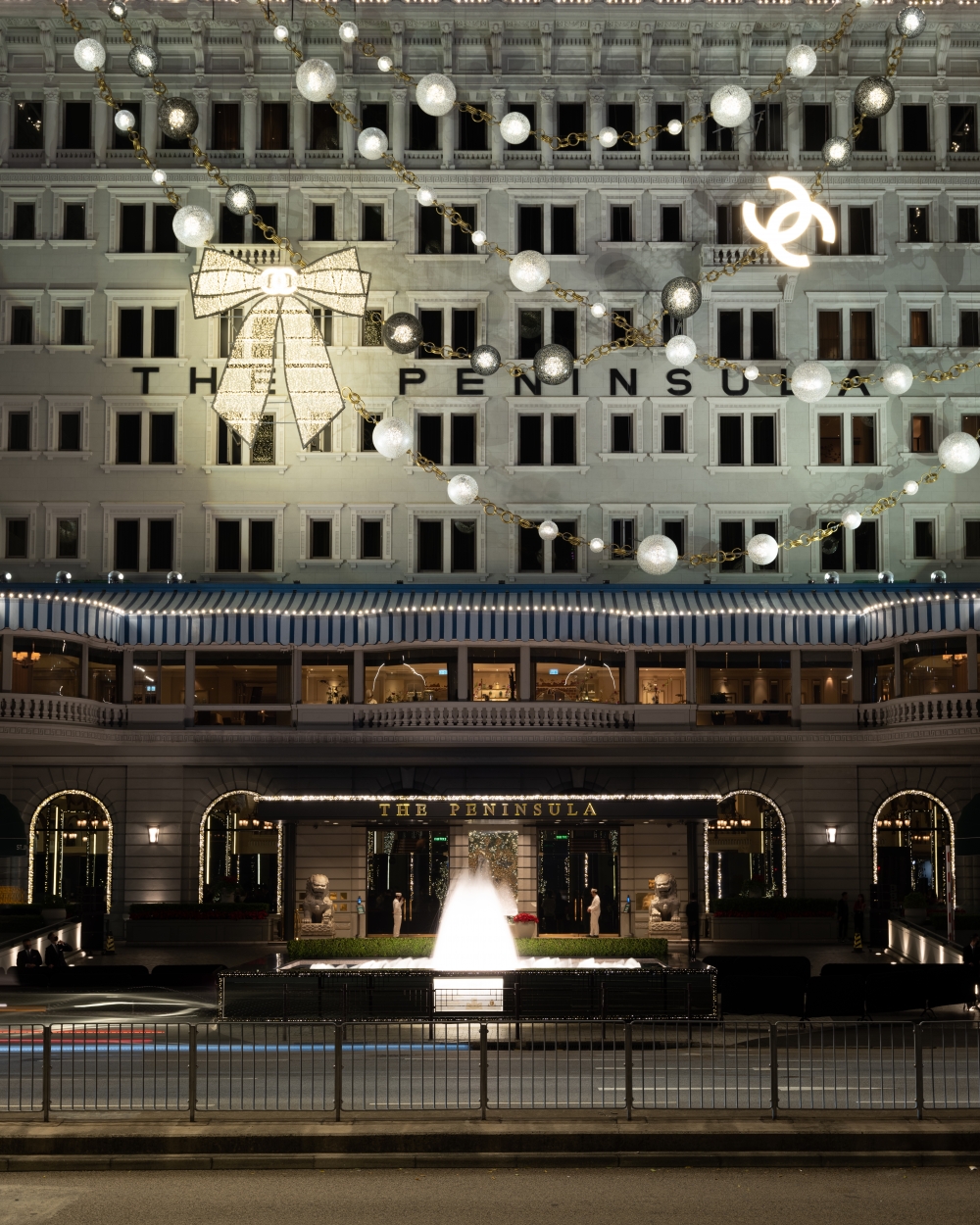 這次的聖誕燈飾是以珍珠為主題。