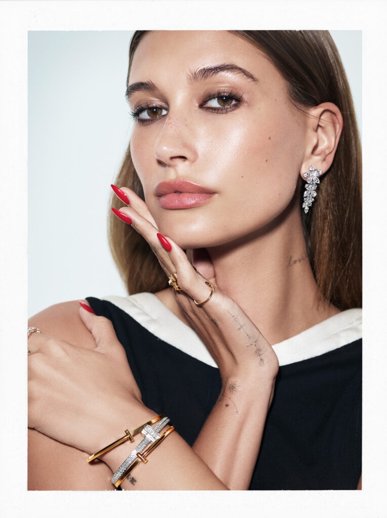 Tiffany & Co.珠寶成為手上最美的風景。