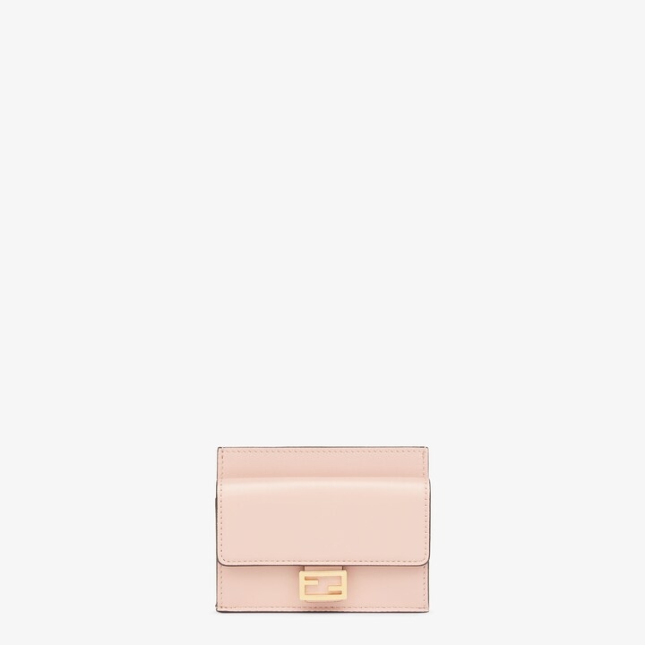 FENDI推出有翻蓋設計的Baguette Card Holder。