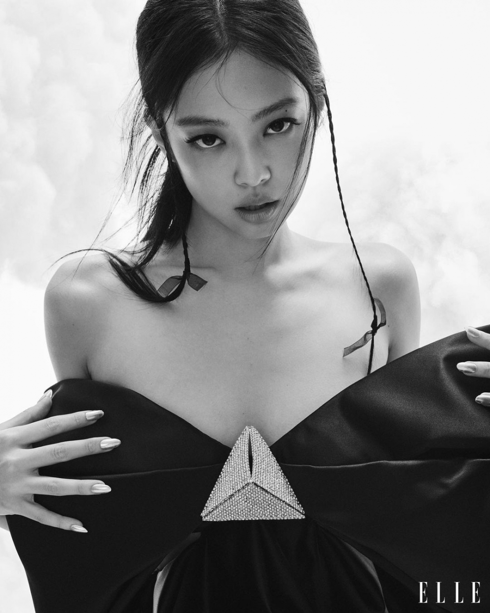 以黑白色調照片締造Jennie的迷人風采