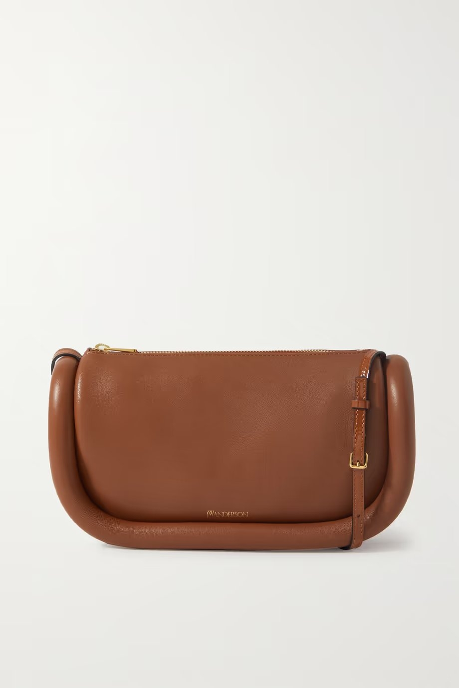 這款是JW Anderson Bumper Baguette Leather Shoulder Bag,它有著充滿趣味性的橡膠輪胎的設計十分特別。