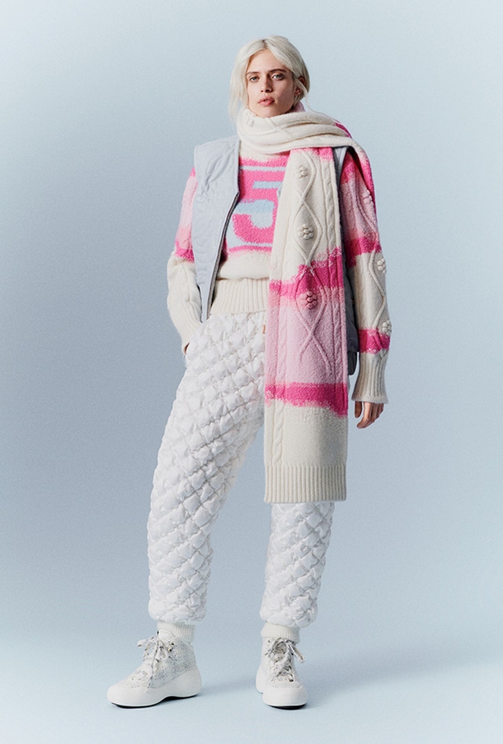 搭配粉白色大圍巾兼具時髦與保暖
