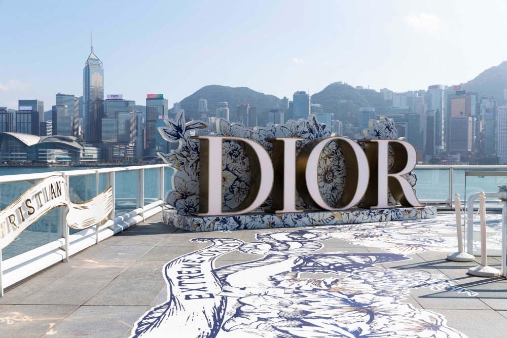 像是走在一片藍白色花海上。