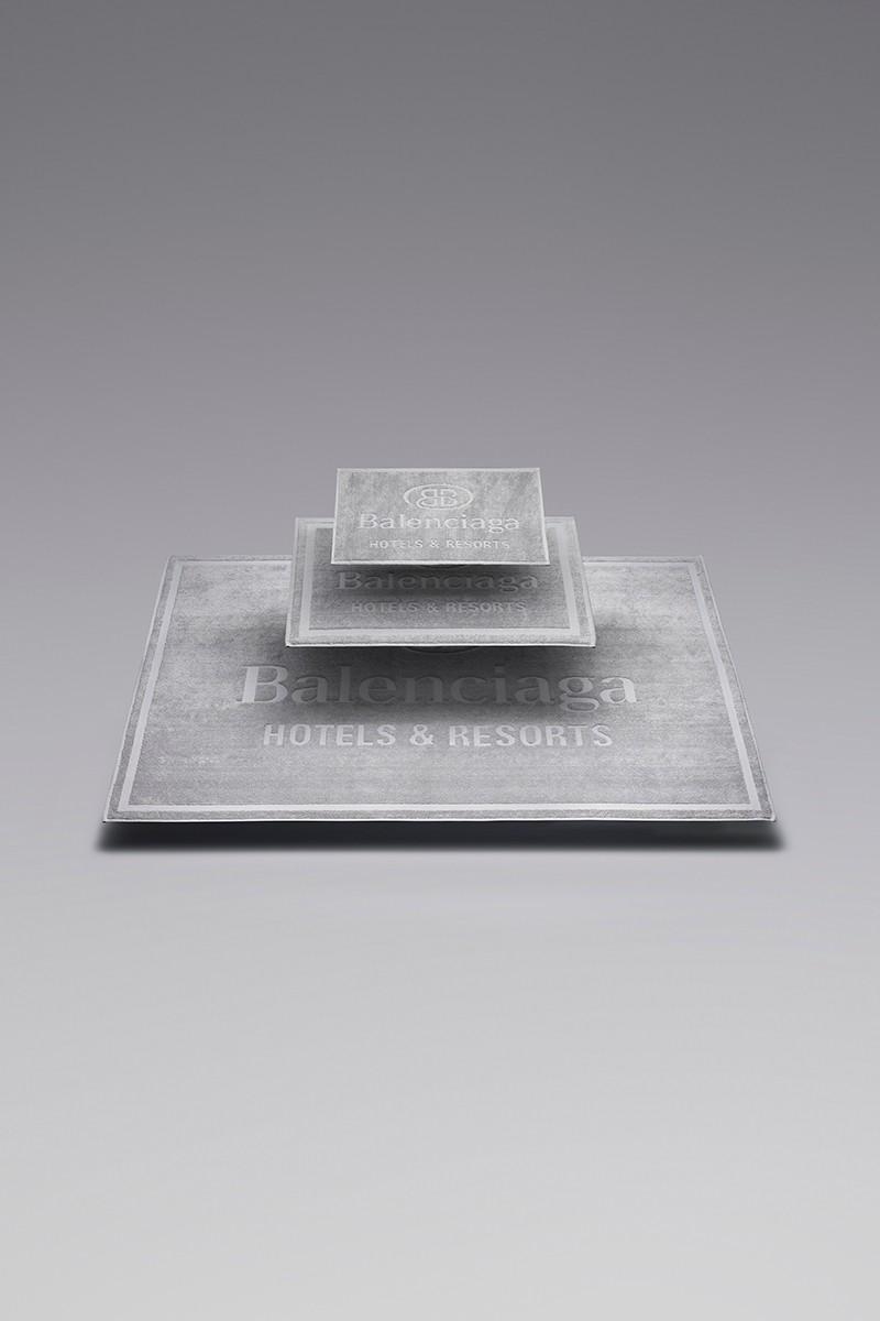 Balenciaga為你的室內空間備好大各種小的地毯與餐巾