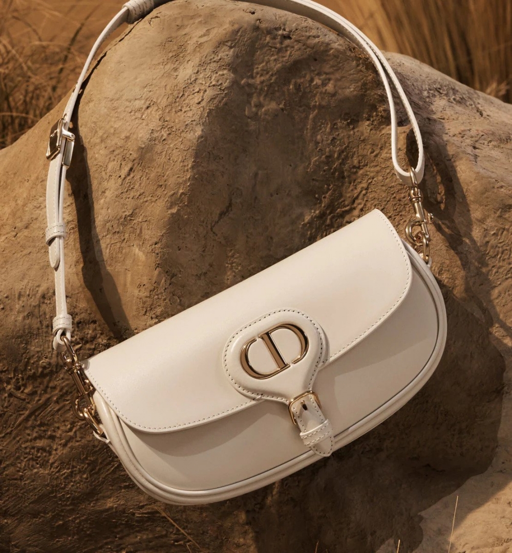 Dior Bobby East-West Bag全新形象照。
