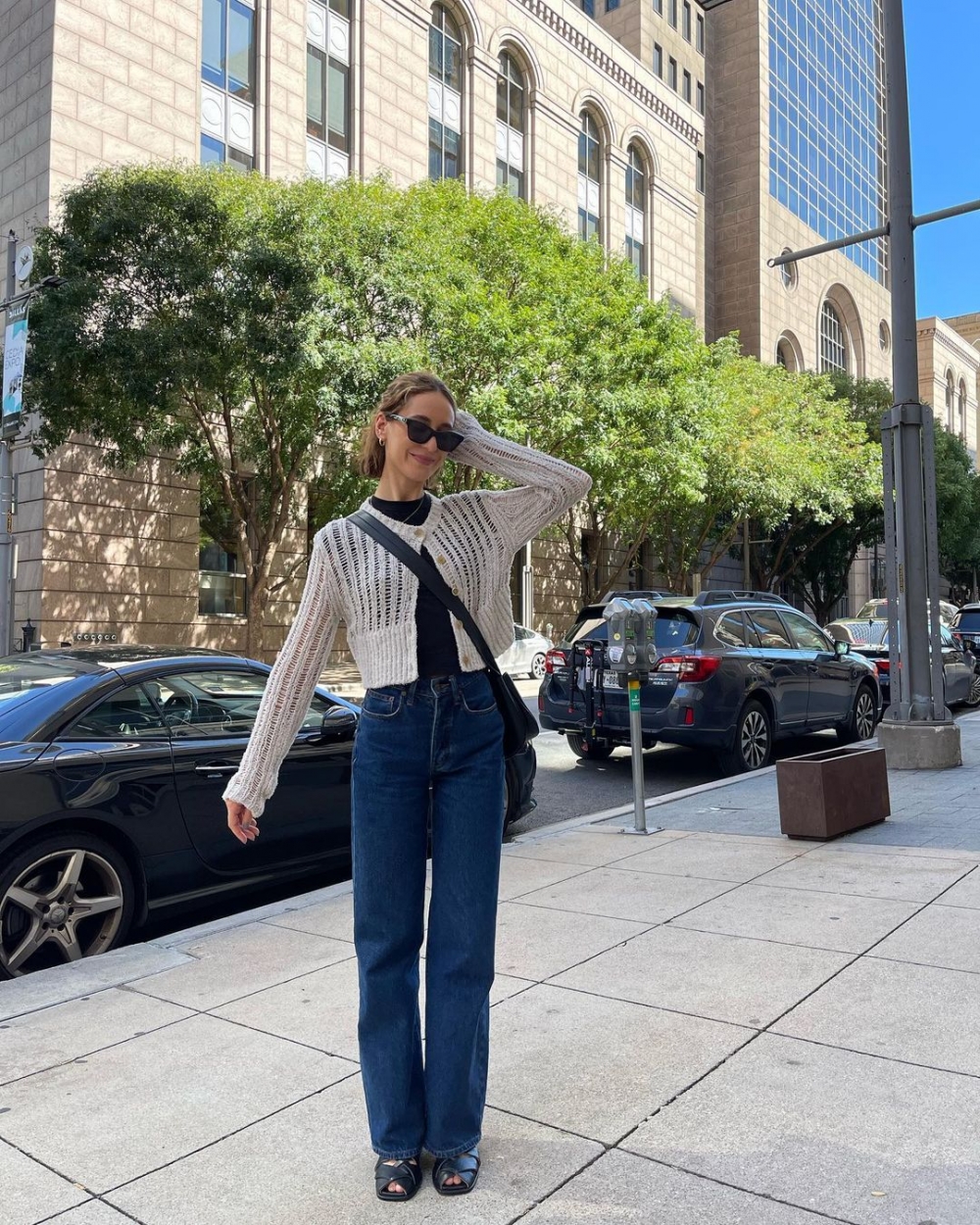 穿上針織外套的褲裝穿搭。