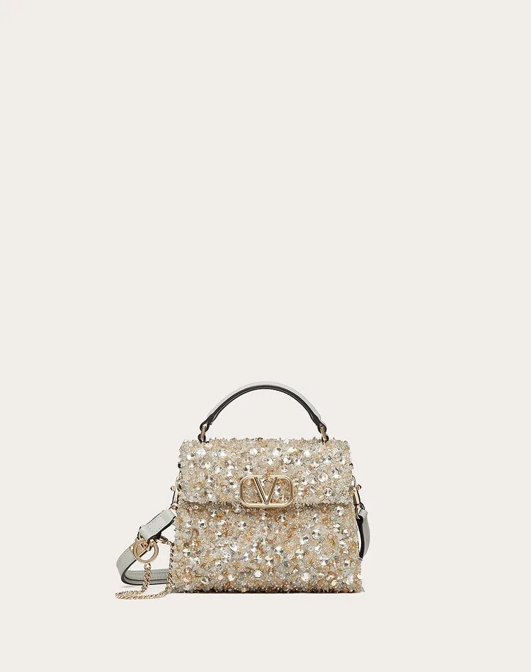 這款Valentino Mini VSLING Handbag with 3D Embroidery ,耀眼的讓人難以忽視。