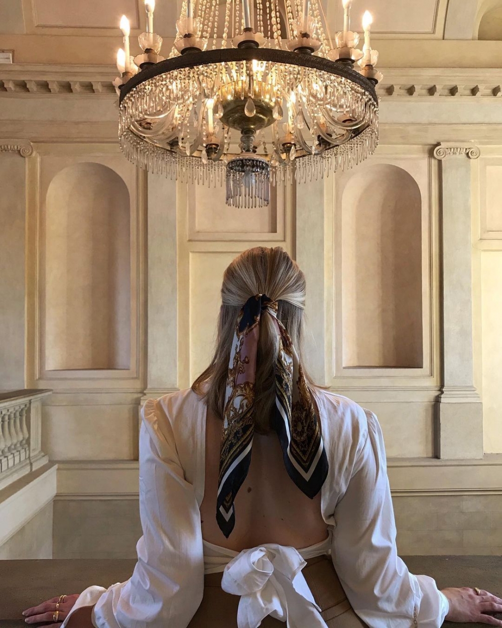 選擇花俏款式絲巾與素面上衣搭配