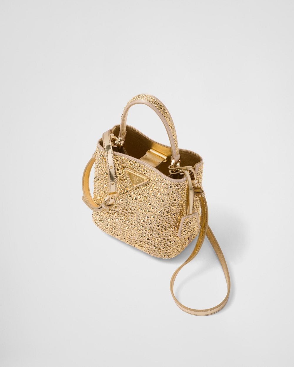 綴滿呼應珠寶世界的閃爍水晶