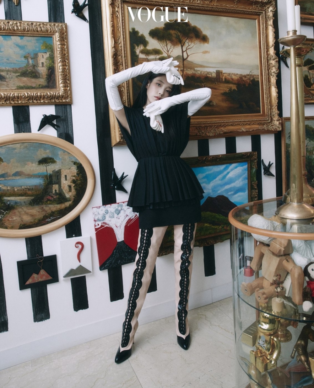 IU戴著長手套和繫帶高筒靴看起來更精明幹練