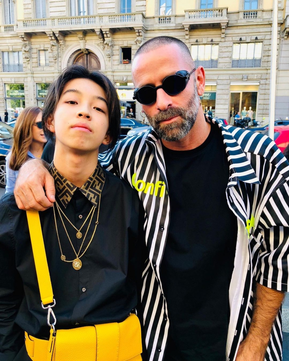 經常與名人合影