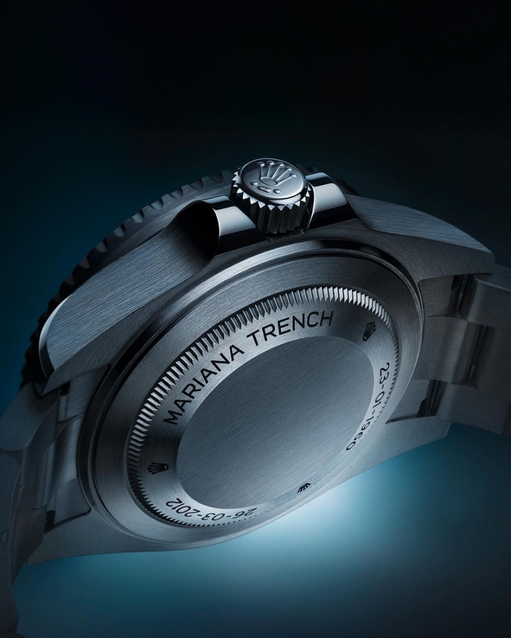 錶殼底蓋刻有Mariana Trench字樣。