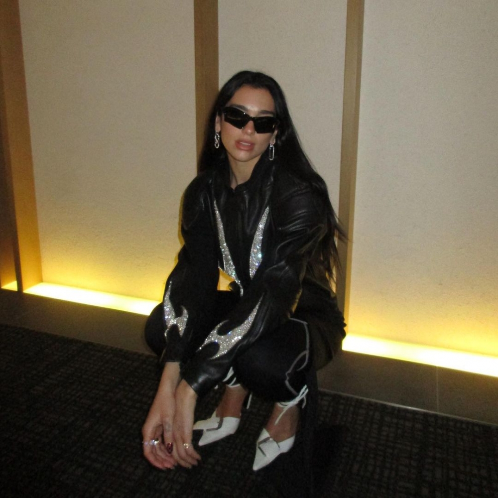 Dua Lipa也有選擇更為華麗的設計。