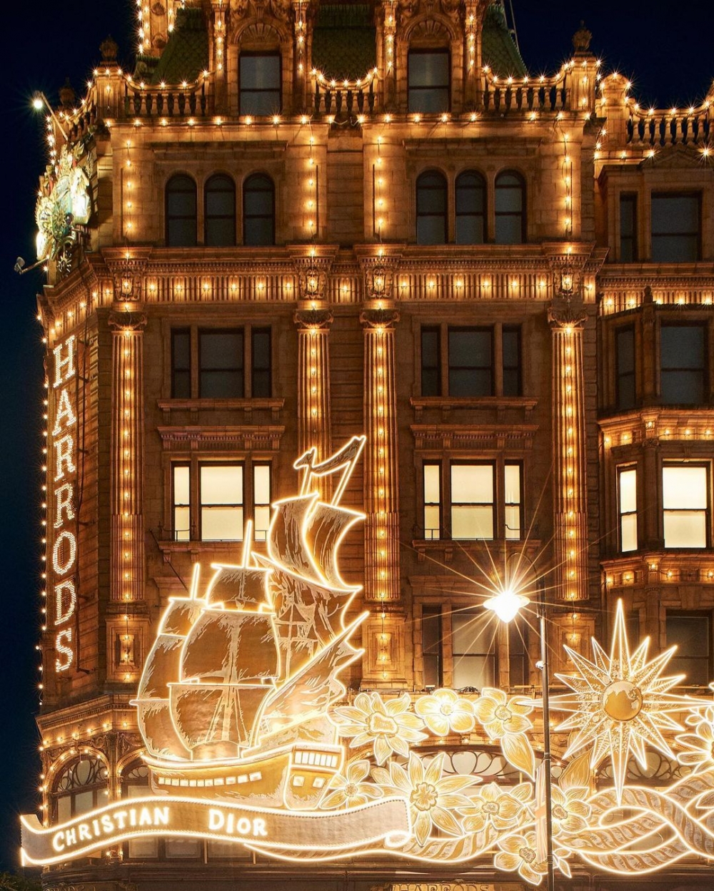 融入Dior的元素後,化身閃亮奪目的Harrods。