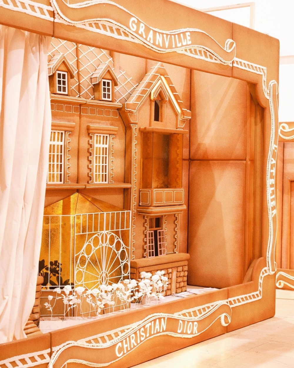 用餅乾砌成的小屋太可愛了。