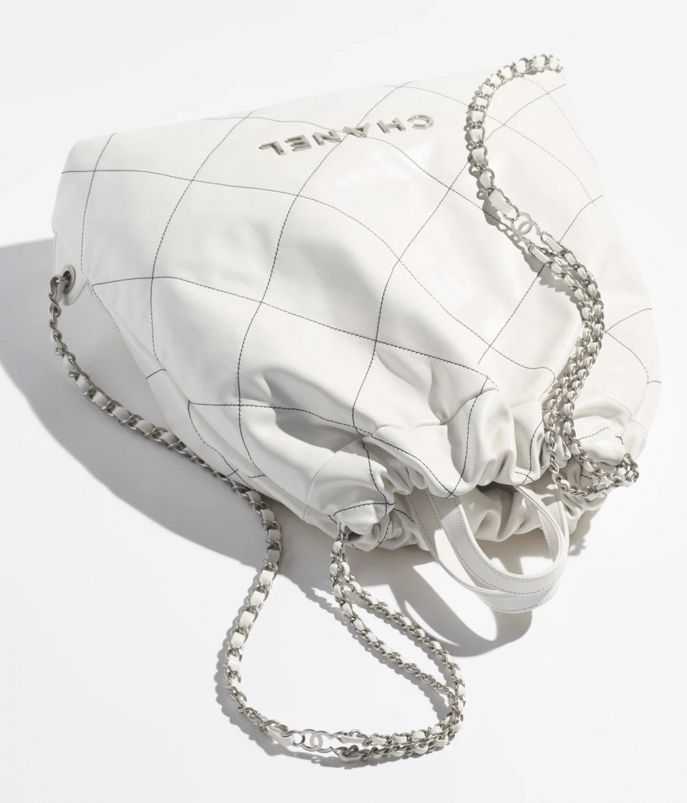 綴以黑色的經典菱格紋。