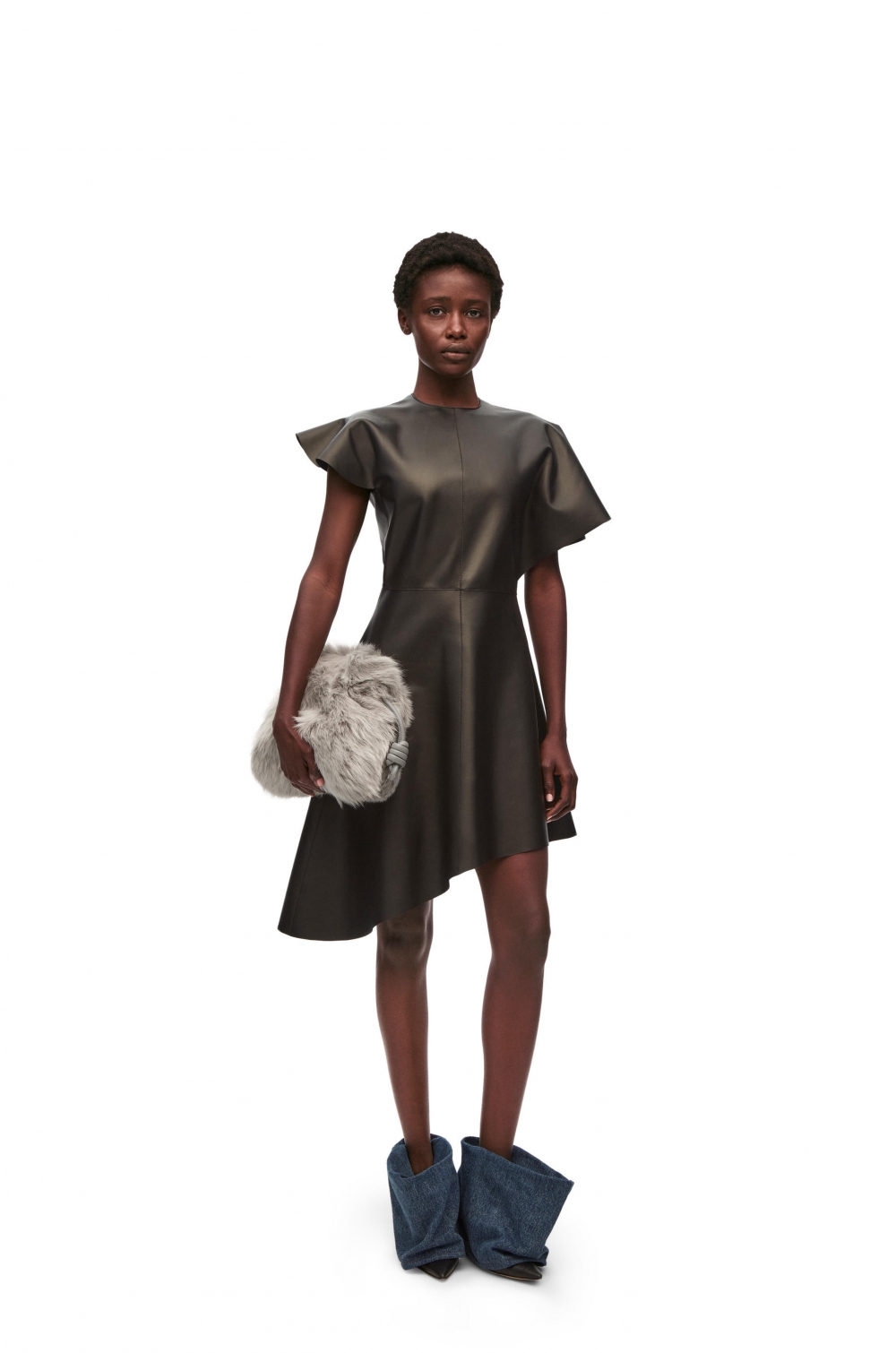 這次在LOEWE中的減價區等著你來選購。