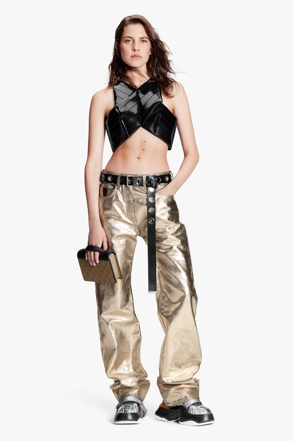 它除了能手拿之外還附有肩揹帶。