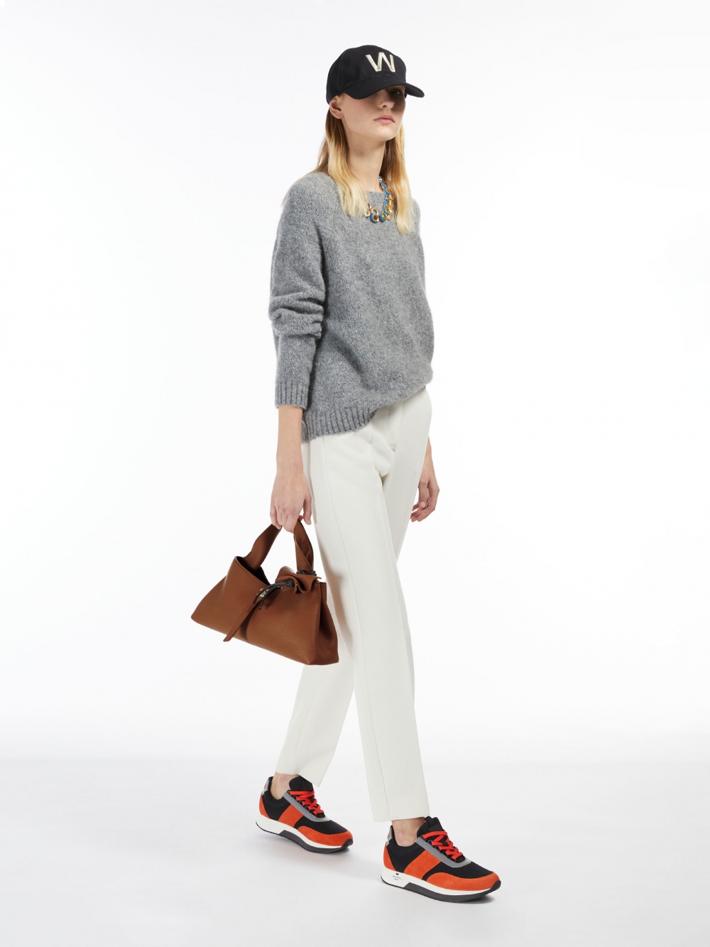 模特兒演繹Max Mara Leather Baguette Bag。