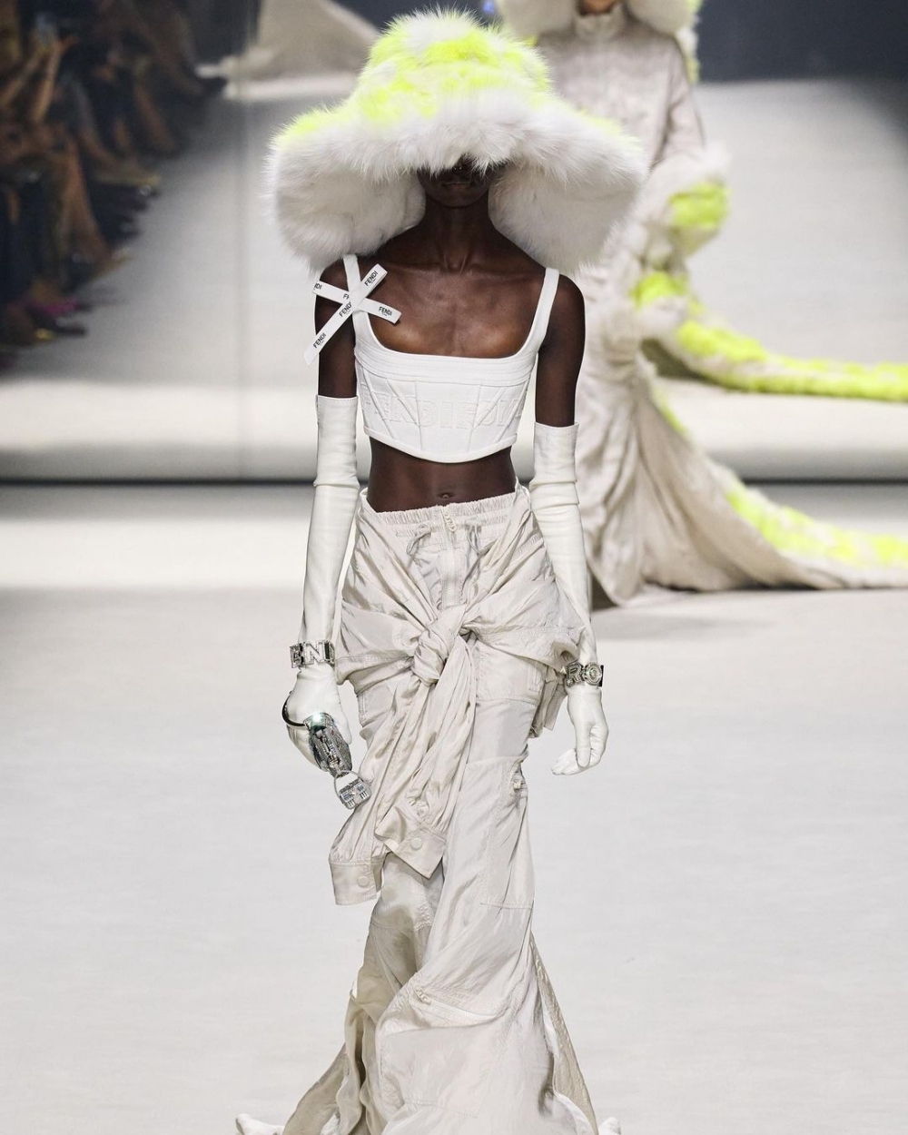 從秀場延燒到街頭的流行單品。