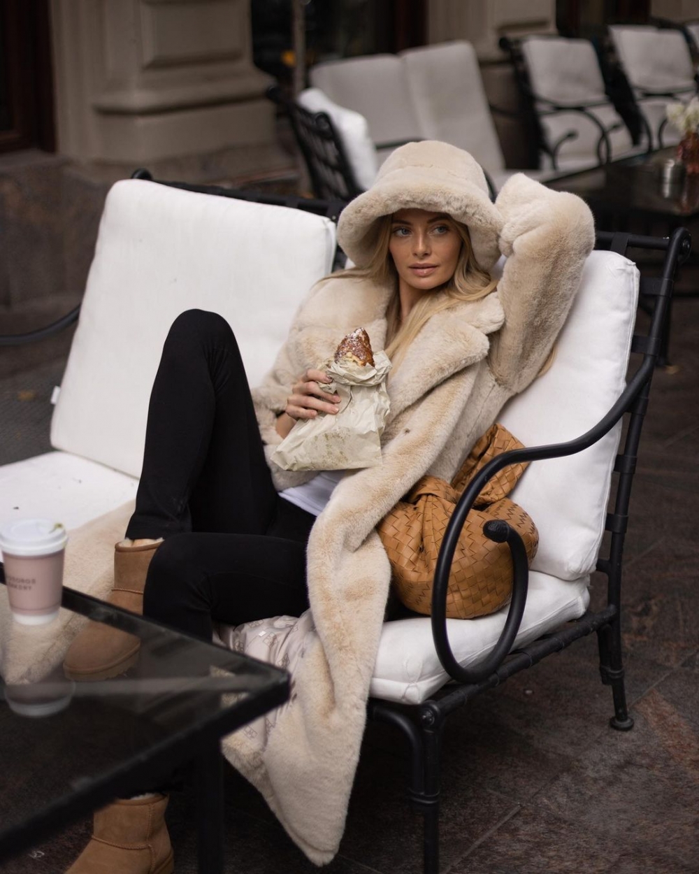 搭配上毛毛大衣也相當適合。