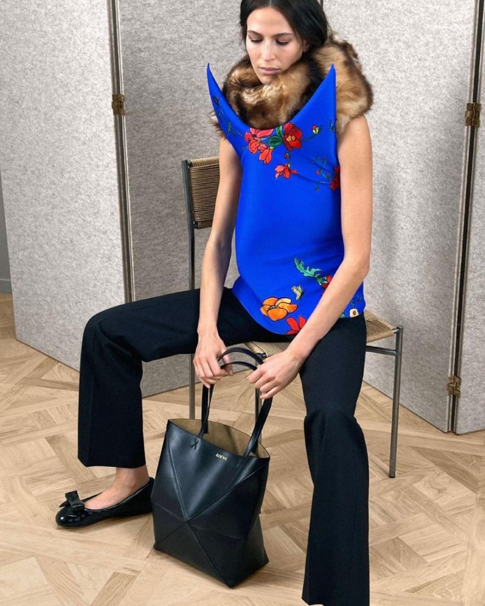 幾何線條展現手袋的立體容量。