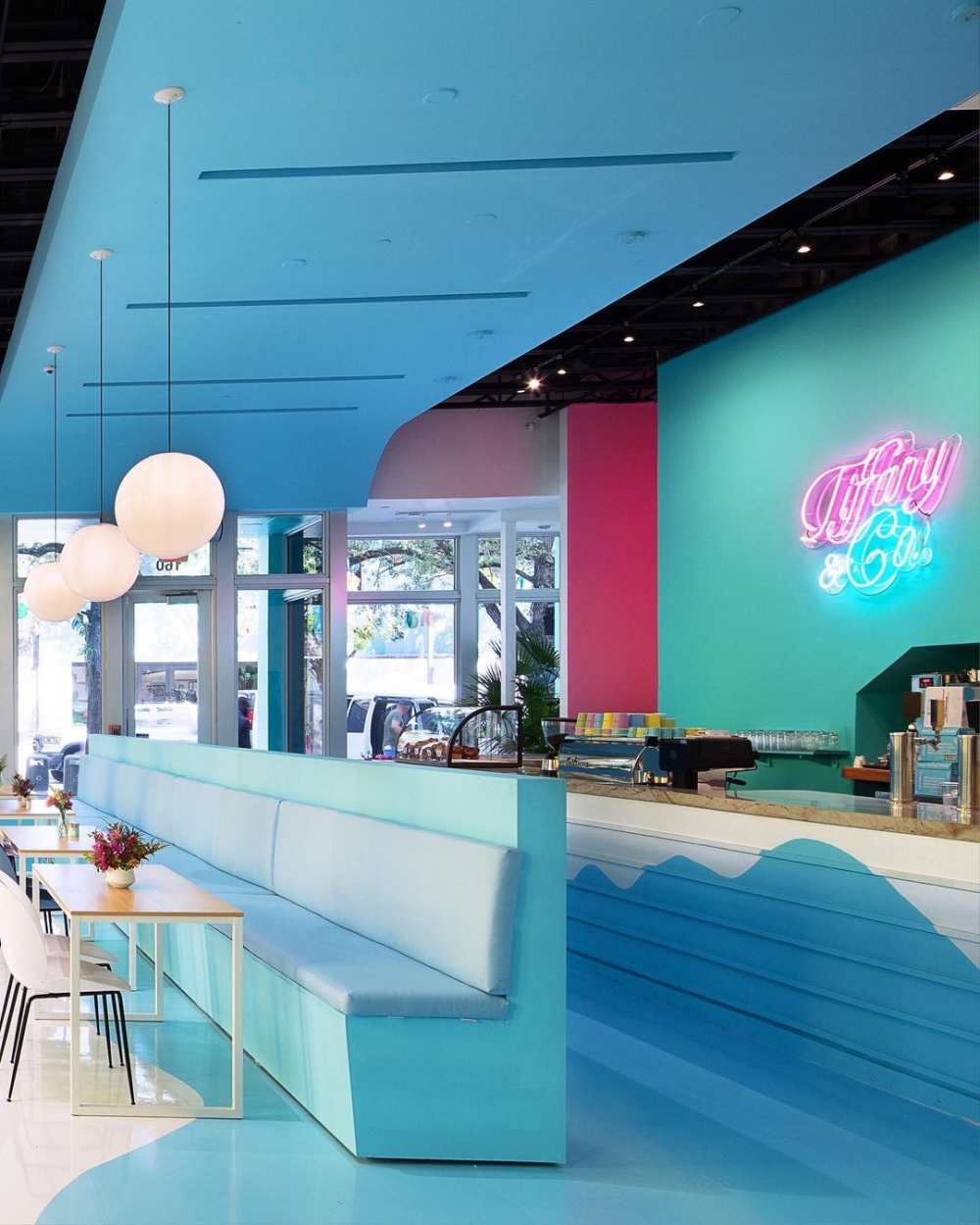 彷彿化身巴塞爾藝術展的大型藝術品