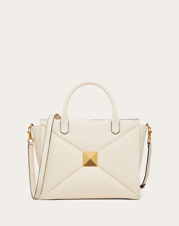 白色款式的Medium One Stud Grainy Calfskin Handbag 。