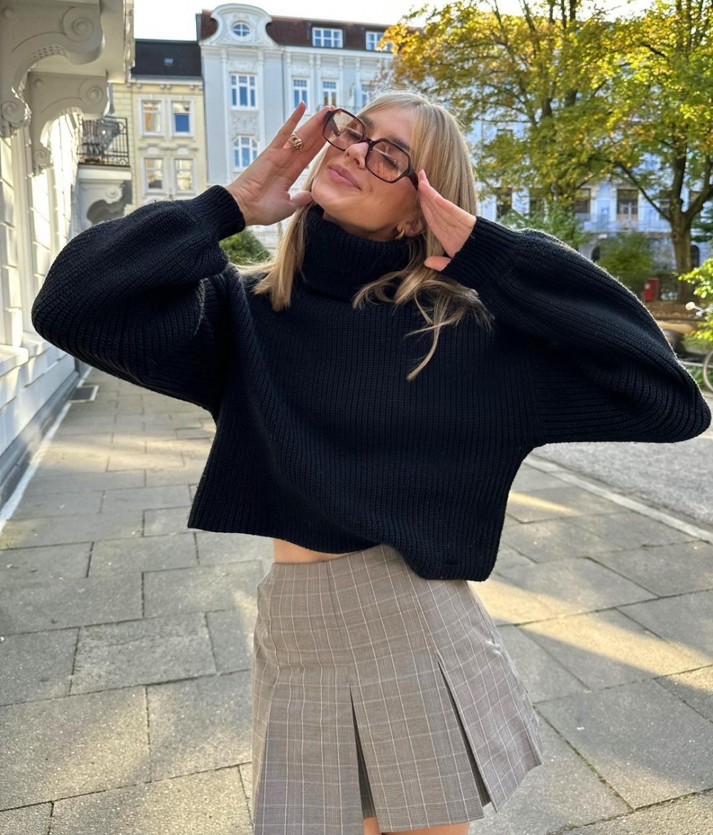 搭配上學院風的短裙也非常時髦。