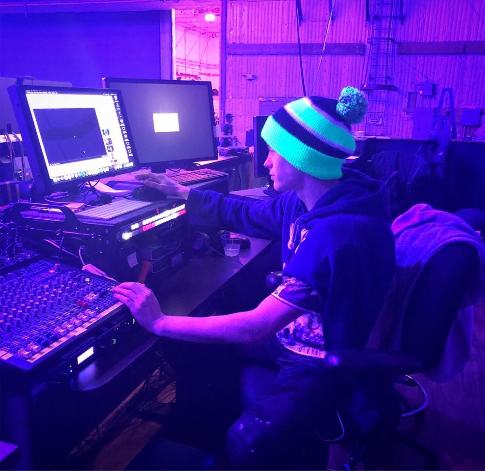 能自行作詞作曲,私底下喜歡玩音樂