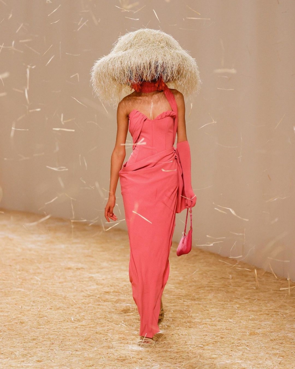 本次在秀場上十分搶眼的拉菲草帽。