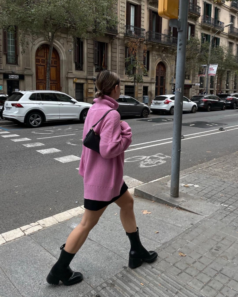 在穿搭中穿上長版高領毛衣。