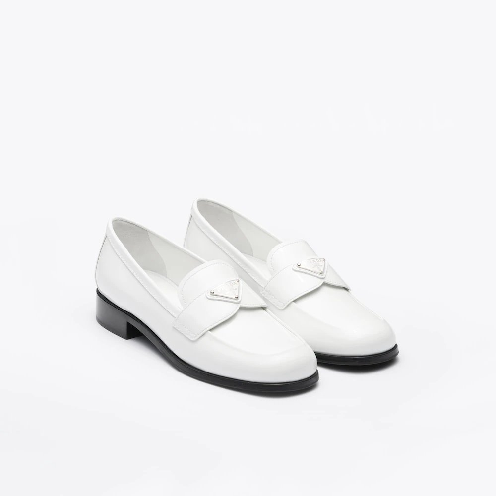純白配色的Patent Leather Loafers。