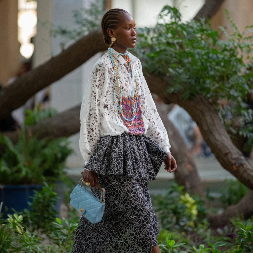 推出湖水藍的配色。