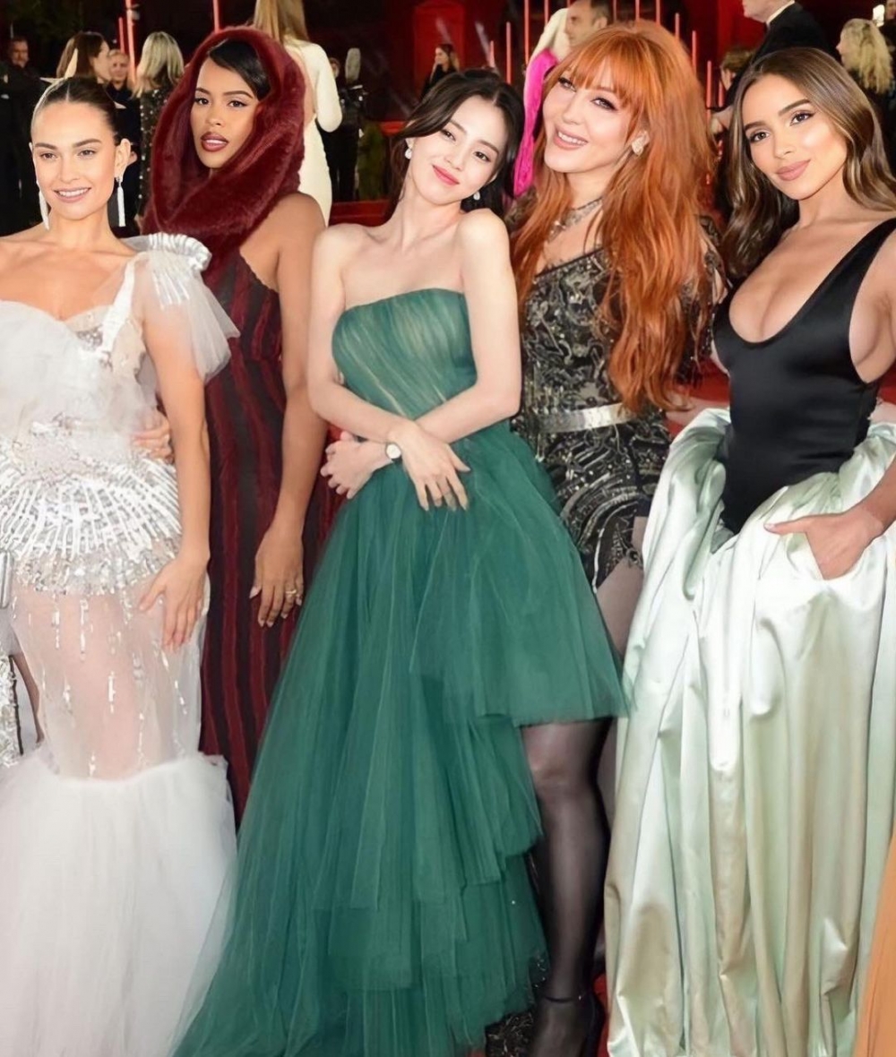 首次亮相於英國時尚大獎The Fashion Awards。