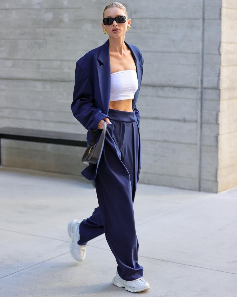 西裝外套跳脫正式感。