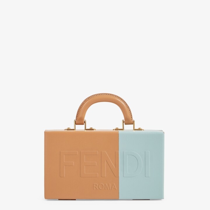 有著膚色與藍色搭配的FENDI Roma Domino Set收納盒。
