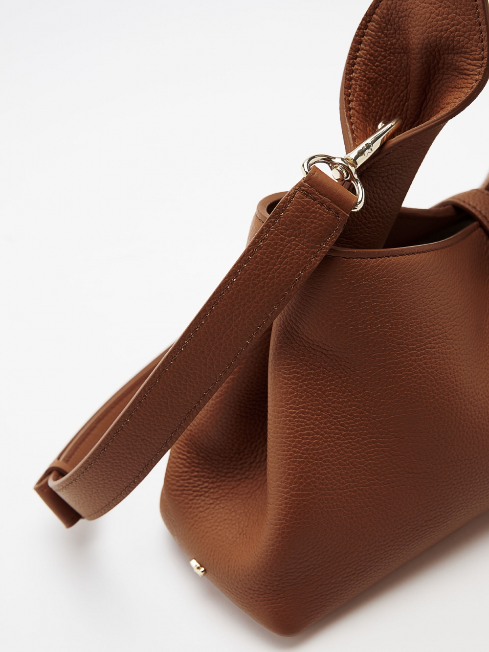 配有手提把及可拆卸肩帶。