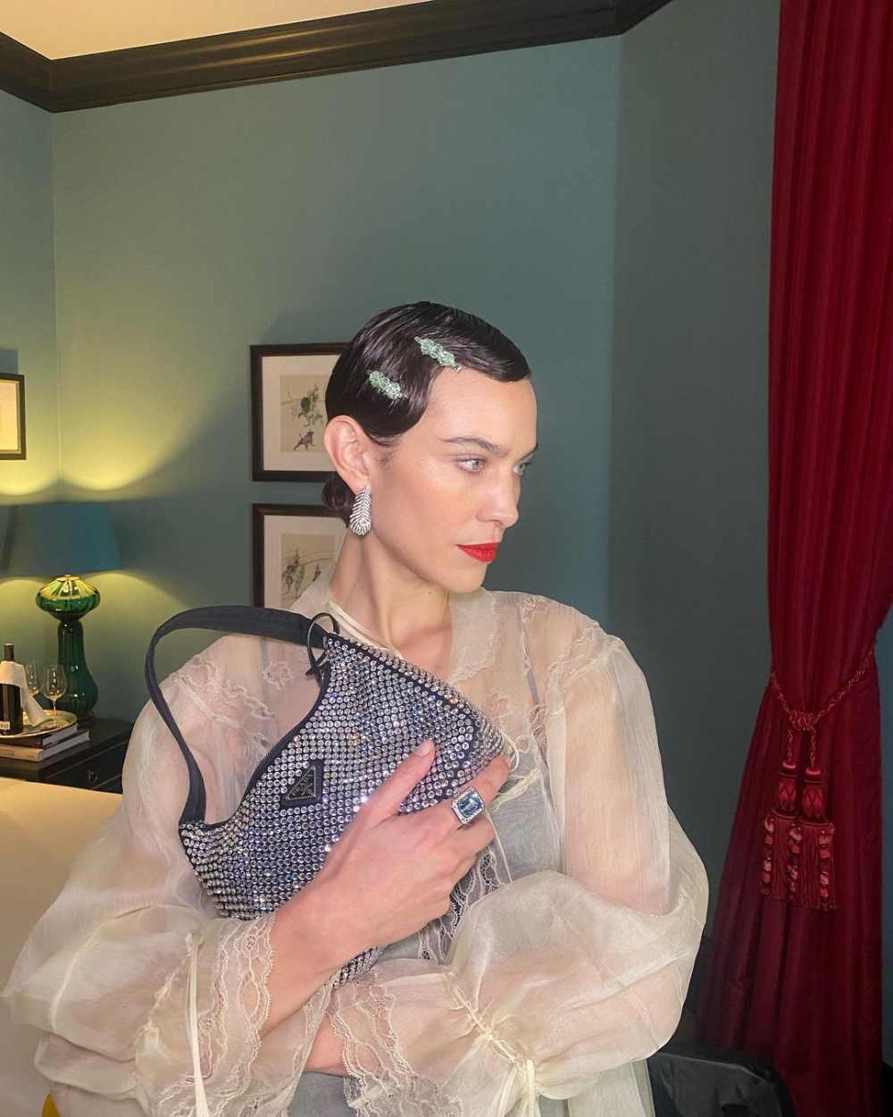 Prada Nylon Bag也相當流行。